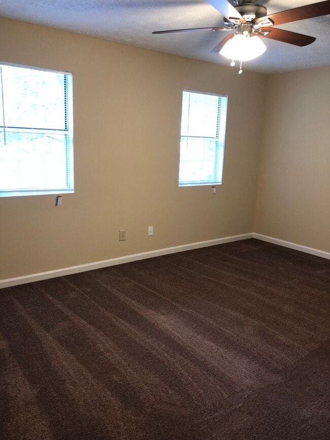 Building Photo - 2 bedroom/ 1.5 bath Unit
