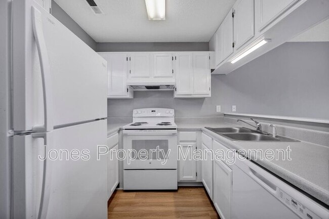 Building Photo - 305 Country Club Dr NE