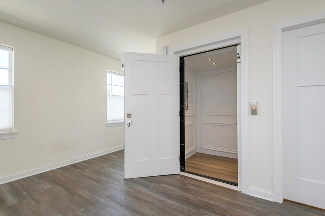 Building Photo - 208 Grand Ave