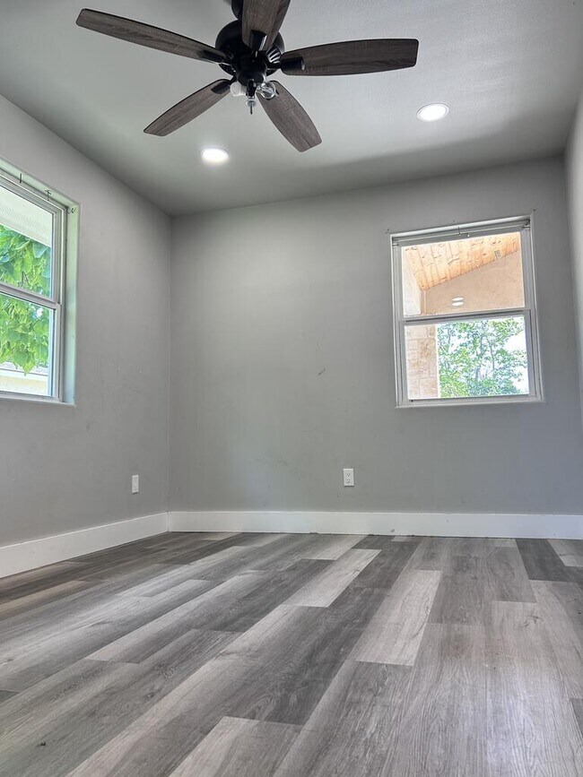 Building Photo - 105 4th St