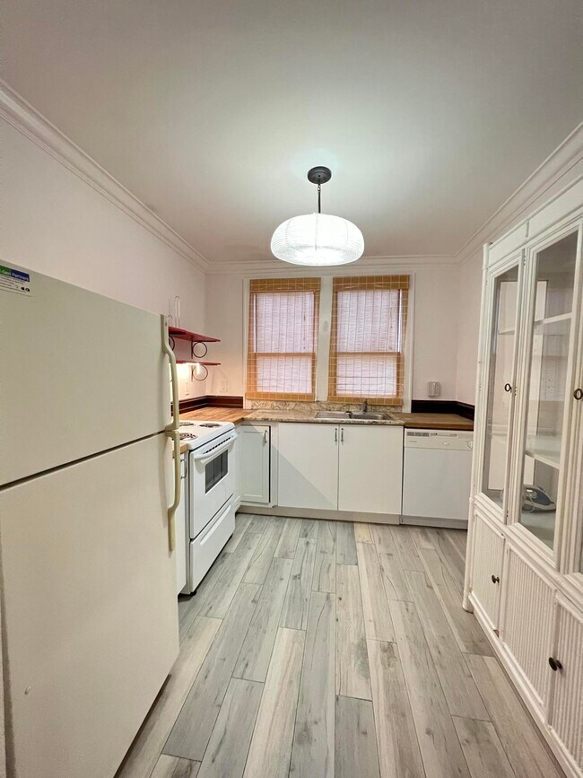 Building Photo - 318 S J St