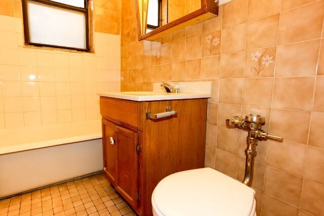 Building Photo - 629 W Belmont Ave