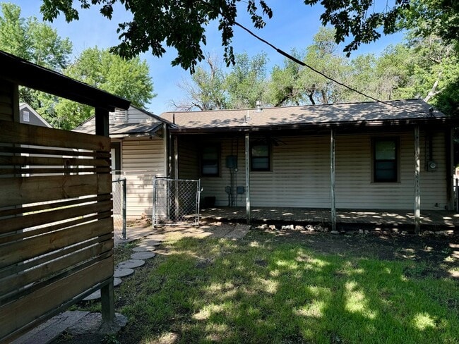 Building Photo - 532 N Gordon St