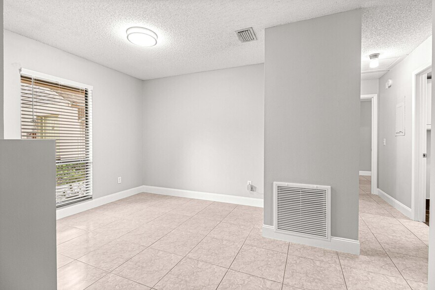 Building Photo - 810 SE 2nd St