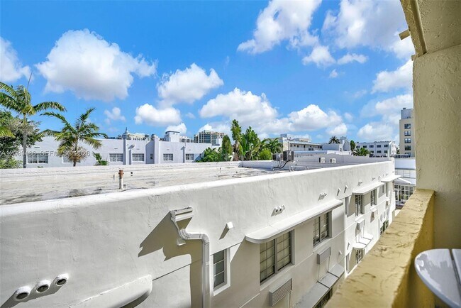 Building Photo - 1334 Collins Ave