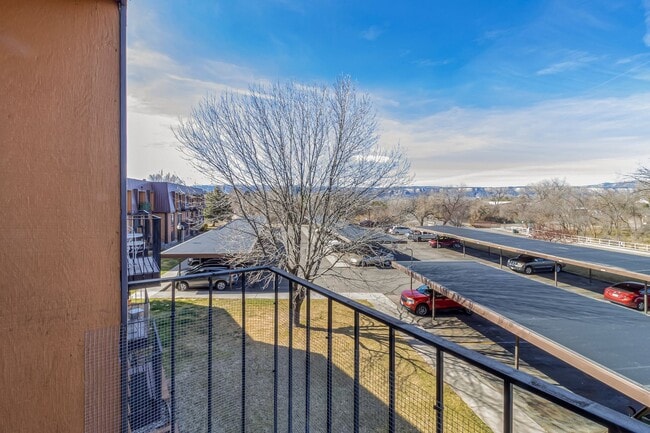 Building Photo - Bright & Spacious 1BD/1BA Top-Floor Unit with Stunning Views!
