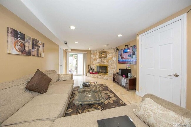 Building Photo - 413 Clearmeadow Dr