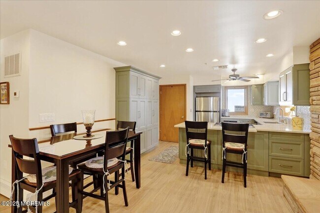 Building Photo - 8 Ortley Ave