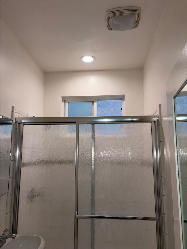 Clean bathroom - 4156 Rosewood Ave