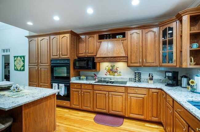 Building Photo - Executive Rental