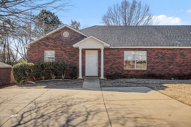 Building Photo - Now Available! 3 Bed 3 Bath Duplex