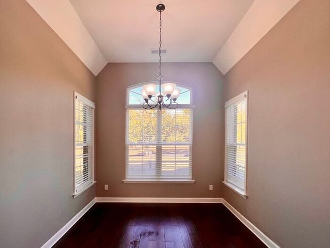 Building Photo - (COMING SOON!) 3bed/2bath Townhome w/Garag...