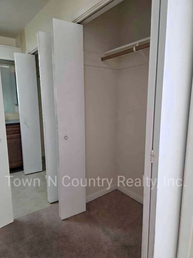 Building Photo - Spacious 2-Bedroom Upper-Level Condo in Sa...