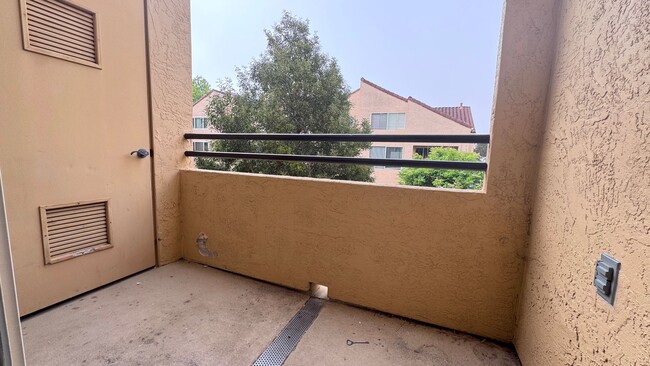 Building Photo - 1 Bedroom in Venetian Gated Community