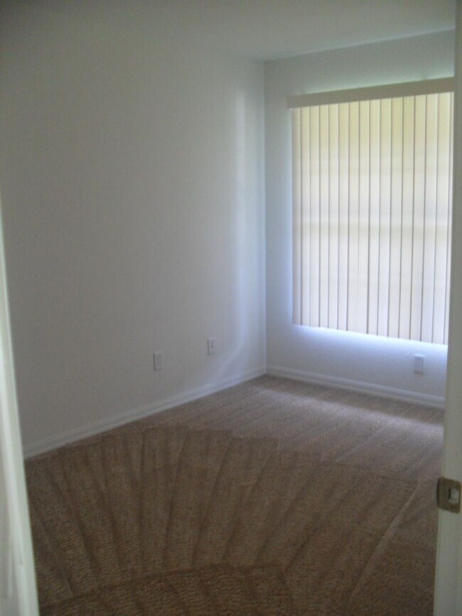 Building Photo - 1950-1952 Laverna Ave