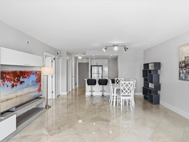 Building Photo - 340 Sunset Dr