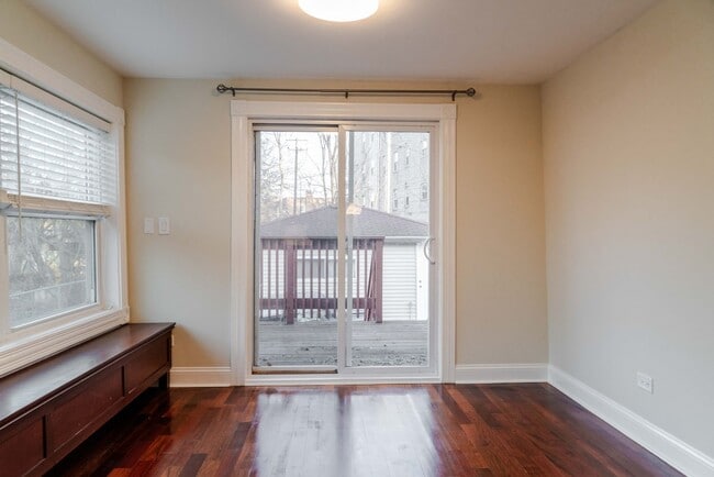 Building Photo - Gorgeous 5 Bedroom / 4 Full Bath Home along Chicago River