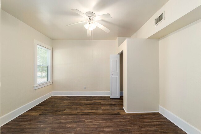 Building Photo - 1022 NW 3rd Ave