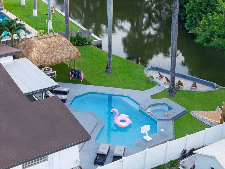 Building Photo - 20140 NE 25th Ct