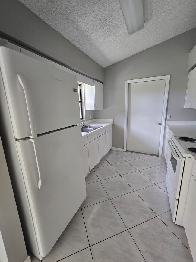 Building Photo - 501 W Saunders St