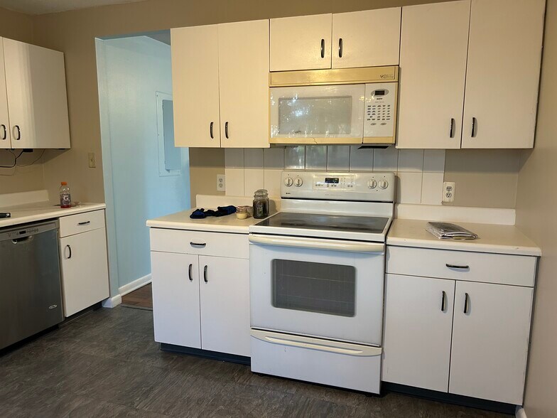 Kitchen stove,microwave has been replaced with new stainless steel microwave - 115 Polifly Rd