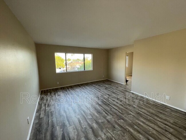 Building Photo - 537.5 W Crescent Dr