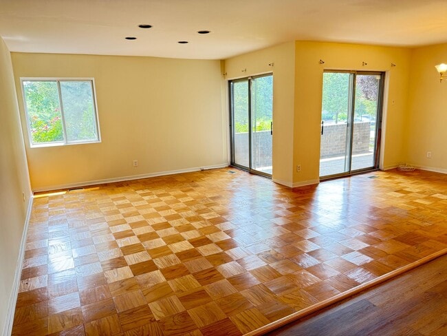 Building Photo - Chic & Comfortable 2BR/2BA Ground-Level Co...