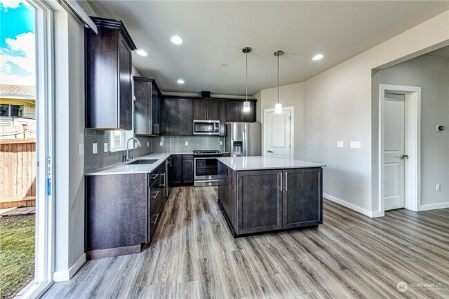 Building Photo - Duplex Style CONDO - 3 Bed 2.5b Bath Fully...