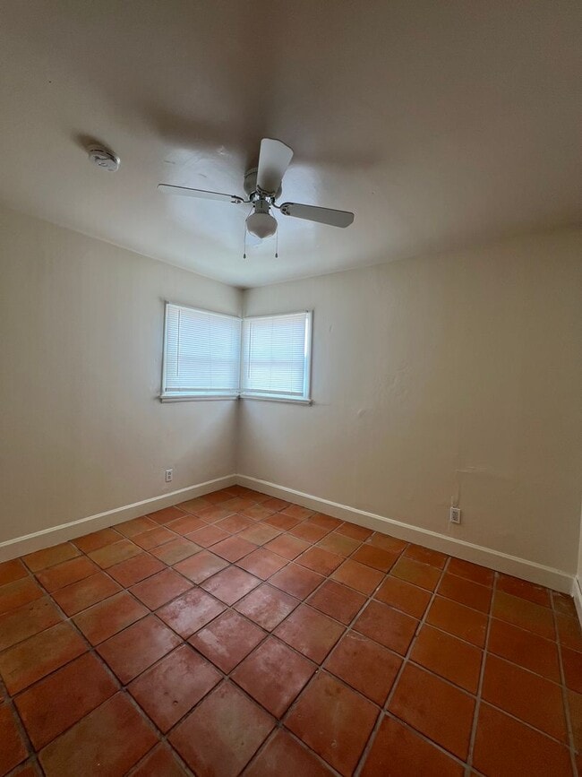 Building Photo - 3 Bedroom 1 Bathroom House with Spacious L...