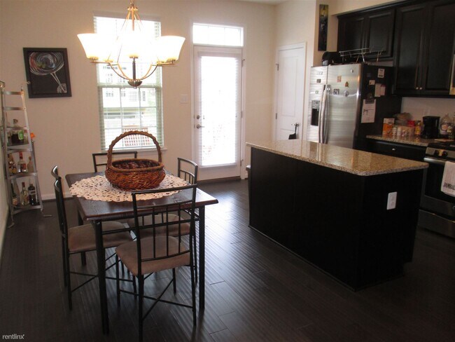 Building Photo - 2 br, 2.5 bath Townhome - 7731 Duncannon Ln