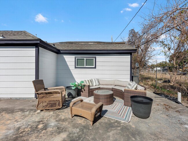 Building Photo - 2505 Truxillo St