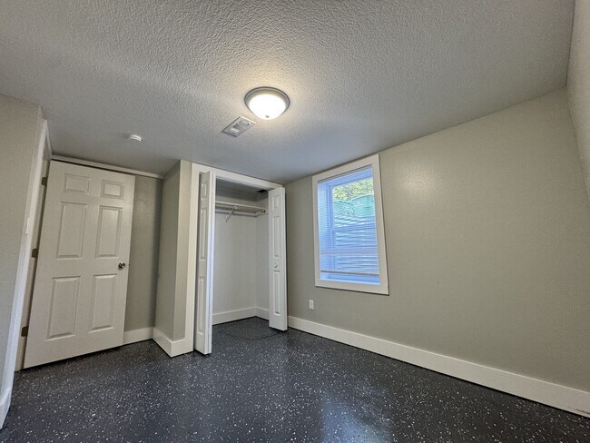 Building Photo - 603 NE 51st Pl