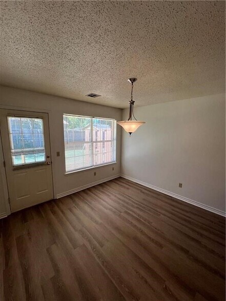 Building Photo - 320 S 11th Pl