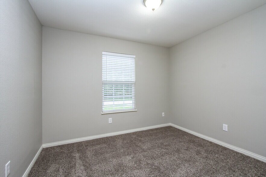 Building Photo - 9016 Hosta Way