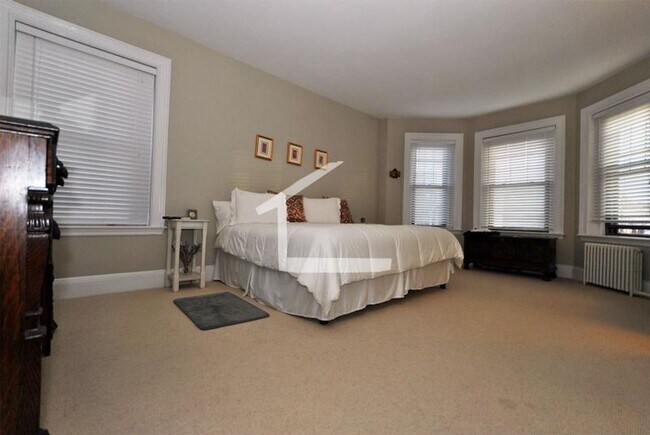 Building Photo - Fantastic Packards Corner Apt (No Undergrads, sorry!) w Laundry in Unit!  Exposed Brick, Ht and H...