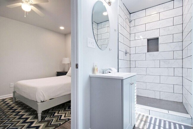 Building Photo - 213 Claire Dr SE