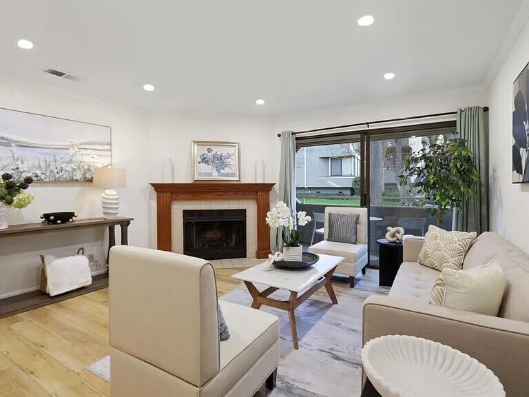 Living room - 1661 Braddock Ct