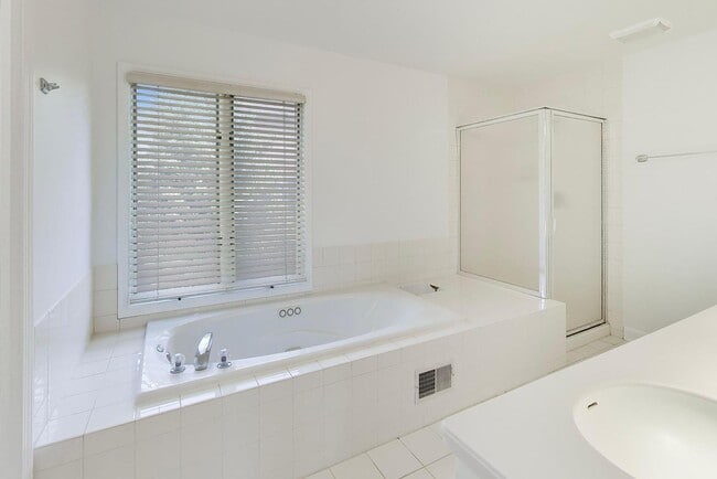 Building Photo - 417 Ashbury Dr