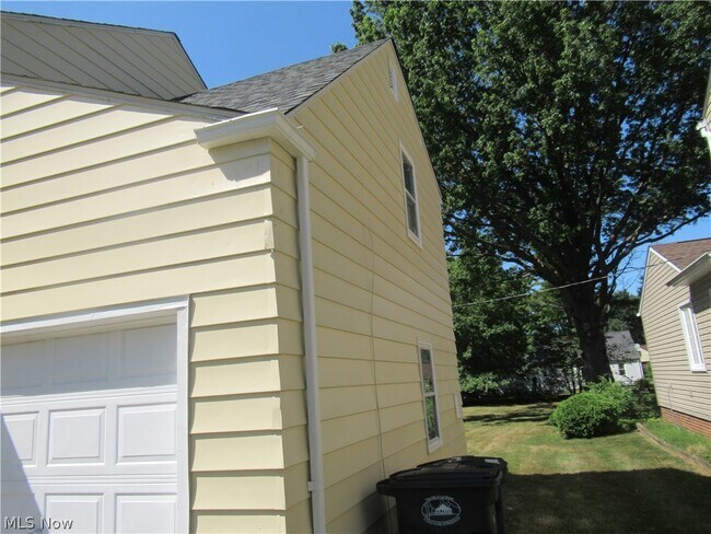 Building Photo - 5095 Edenhurst Rd