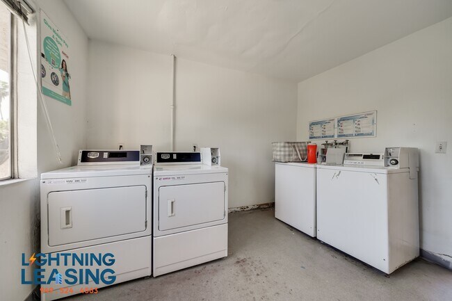 Building Photo - 14632 Magnolia-204D