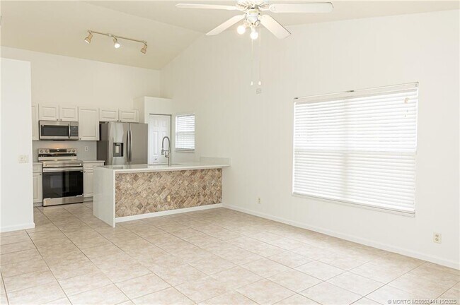 Building Photo - 8965 SW Chevy Cir