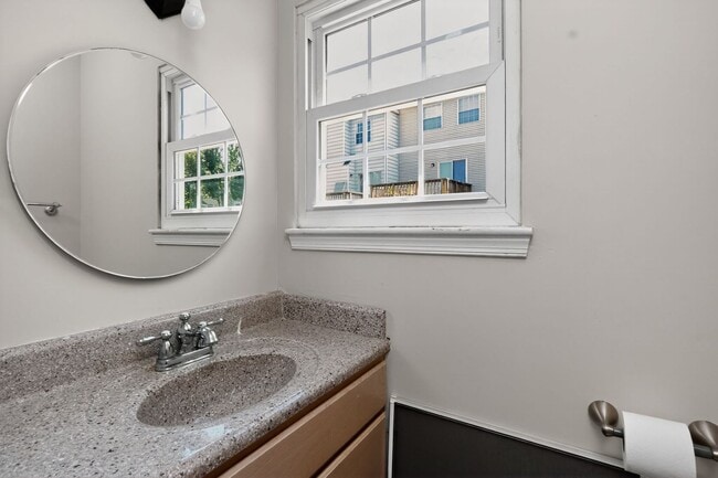 Building Photo - Ideal Rental: 3BR/2.5BA with Washer/Dryer, Parking & Pool Access