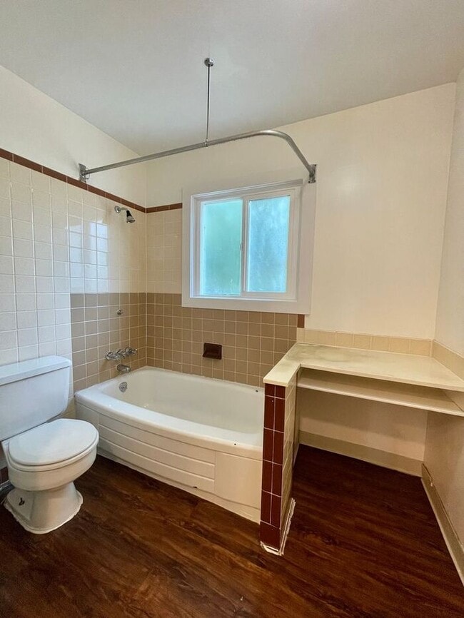 Building Photo - Beautiful 3 Bed 1.5 Bath Townhome in a Ren...