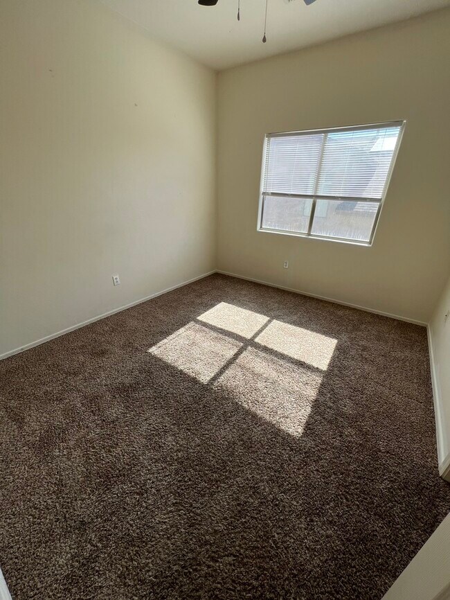 Building Photo - HOUSE FOR RENT