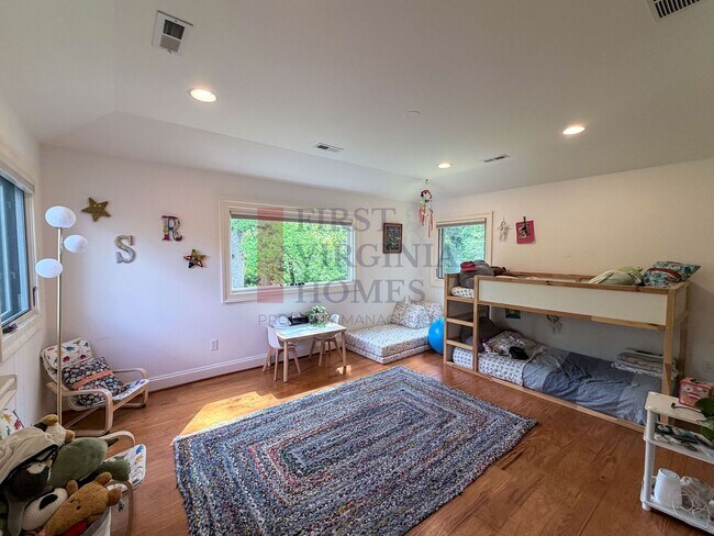 Building Photo - Furnished 4Bedroom/3.5 Bath Home in Ivy