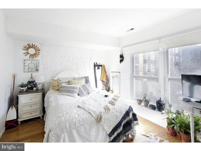 Building Photo - 447 Fairmount Ave