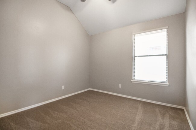 Building Photo - Great 4 Bed, 2 Bath, in Gated Community / ...