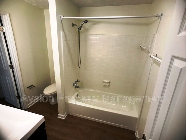Building Photo - 1104 Riverview Dr