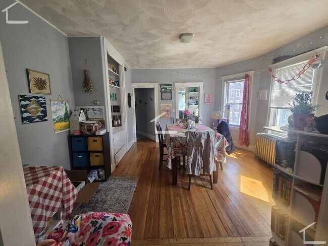 Building Photo - Spacious 3 bed in Brighton...