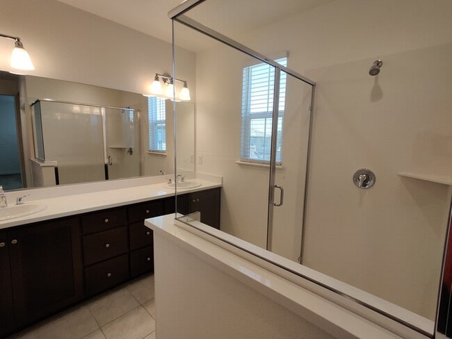 Building Photo - Beautiful 3 bedroom, 2.5 bathroom in Roseville!